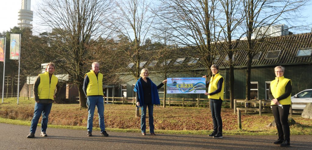 Uitreiking cheque voor het gebouw van GNR